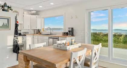 Cozy Coastal Getaway âą Panoramic Ocean Views