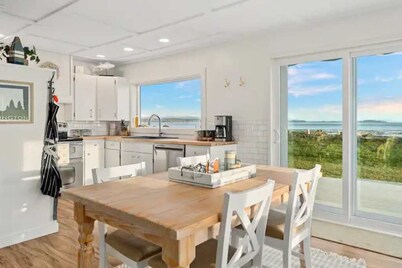 Cozy Coastal Getaway • Panoramic Ocean Views