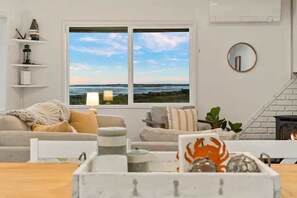 Smart-TV, Kamin, Bücher