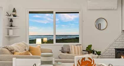 Cozy Coastal Getaway • Panoramic Ocean Views