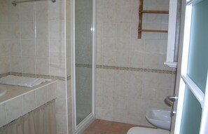 淋浴设施、吹风机、坐浴桶、毛巾