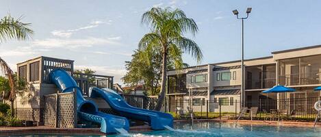 حمّام سباحة خارجي، حمّام سباحة مُدفَّأ