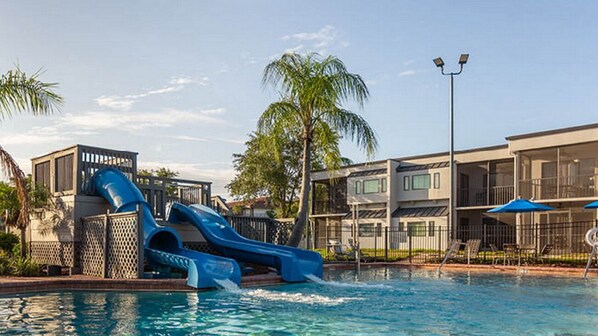 Alberca al aire libre y alberca climatizada