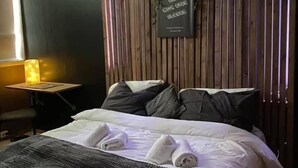 Economy Double Room | WiFi (free), bed sheets - Gjøvik Overnatting AS (Gjovik)