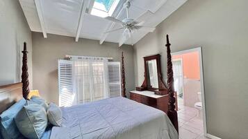 4 bedrooms, desk, iron/ironing board, free WiFi