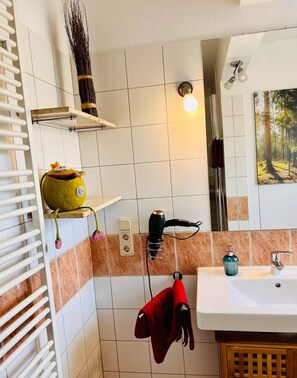 Een douche, een haardroger, handdoeken, zeep