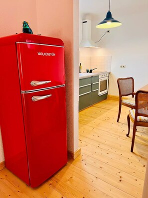Een koelkast, een oven, een kookplaat, een vaatwasser