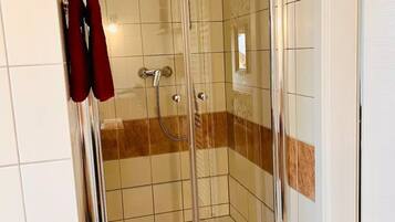 Dusche, Haartrockner, Handtücher, Seife