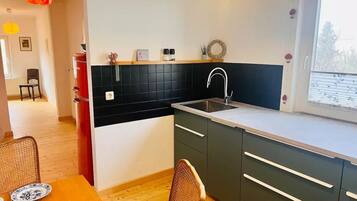 Fridge, oven, stovetop, dishwasher