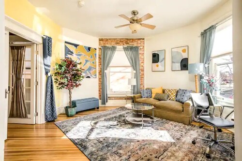 5 min Walk to Pearl St - WiFi-King Bed-W&D