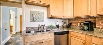 5 min Walk to Pearl St - WiFi/Parking/King Bed/W&D