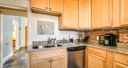 5 min Walk to Pearl St - WiFi/Parking/King Bed/W&D