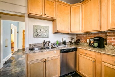 5 min Walk to Pearl St - WiFi-King Bed-W&D