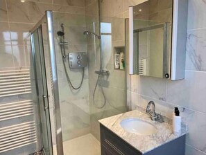 Badewanne, Haartrockner, Handtücher, Seife