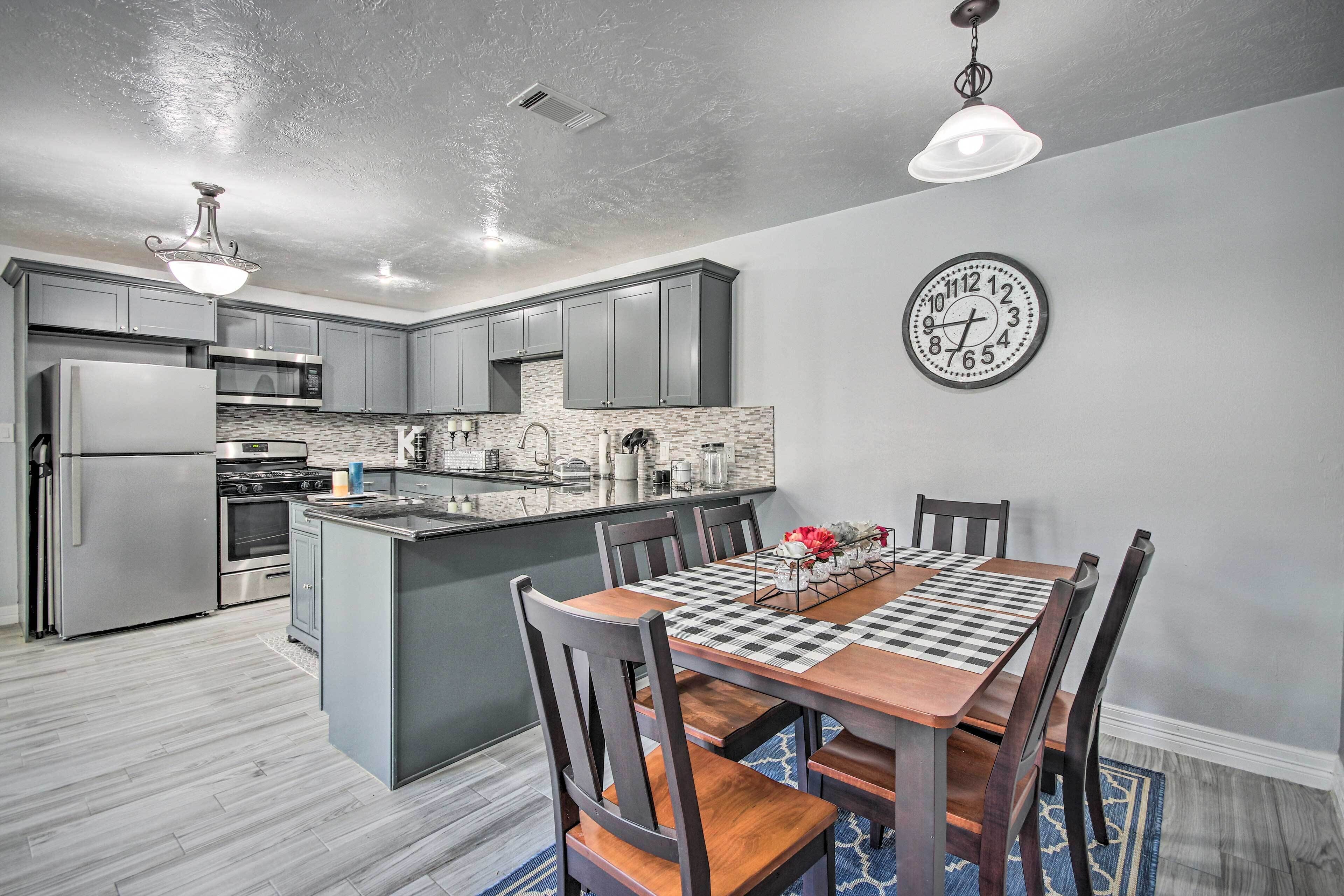 Charming Katy Retreat w/ Patio & Pool Access