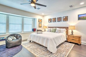 4 bedrooms, desk, iron/ironing board, travel cot - San Antonio Home w/ Hot Tub & Arcade Games! (San Antonio)