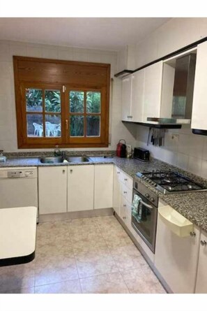 Frigorífico, microondas, horno y placa de cocina
