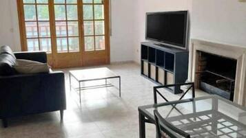 Una Smart TV, una chimenea, libros