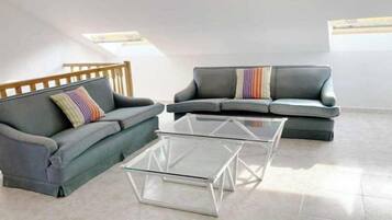 Una Smart TV, una chimenea, libros