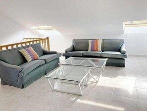 TV connectée, cheminée, livres
