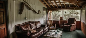 Paradise Mountain Getaway! Hot Tub to Relax after Hiking, Fishing, & Fun Here! 