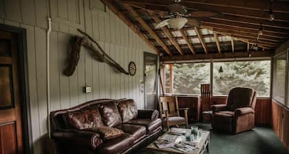 Paradise Mountain Getaway! Hot Tub to Relax after Hiking, Fishing, & Fun Here!