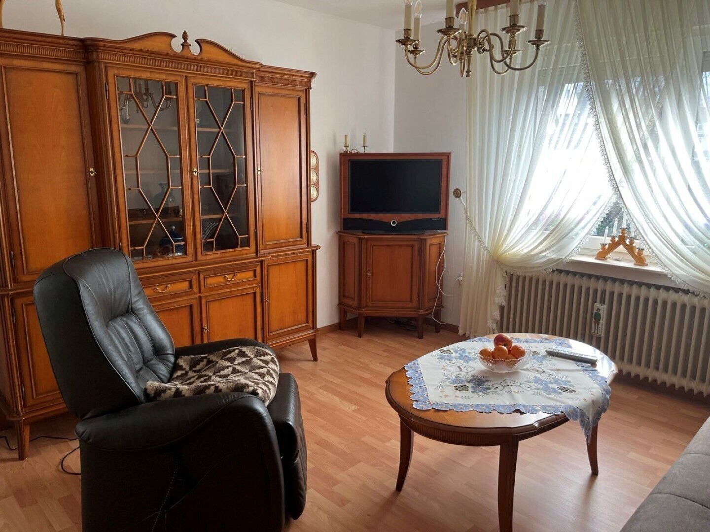 Wohnzimmer mit Sessel und Stehaufhilfe