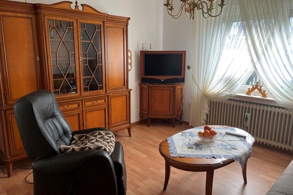 Wohnzimmer mit Sessel und Stehaufhilfe