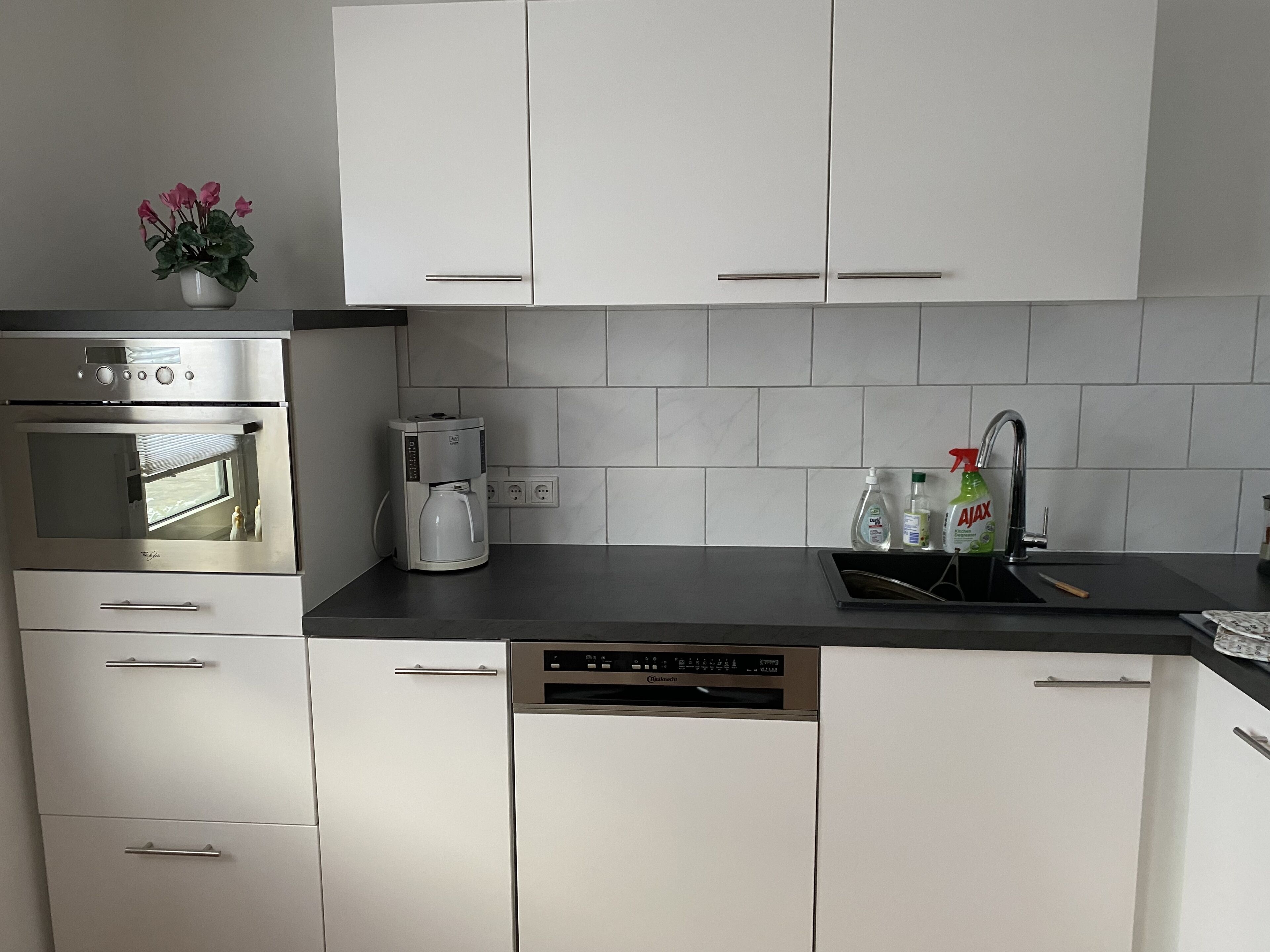 Réfrigérateur, micro-ondes, plaque de cuisson, lave-vaisselle