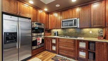 House, Multiple Beds, Hot Tub, Mountain View (Heavenly Mountain Chalet) | Private kitchen | Fridge, microwave, oven, stovetop