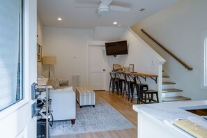 Condo, varias camas, vista al jardín | Cocina privada | Parrilla de estufa, lavavajillas y cafetera y tetera 