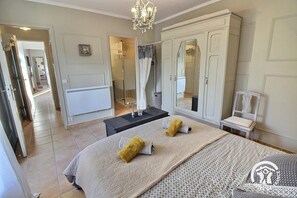 2 slaapkamers, een strijkplank/strijkijzer, gratis wifi, beddengoed