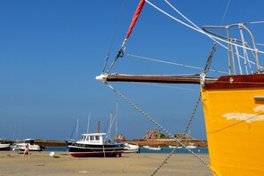 Una spiaggia nelle vicinanze