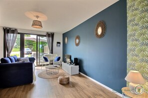 Fernseher, Bücher, Stereoanlage