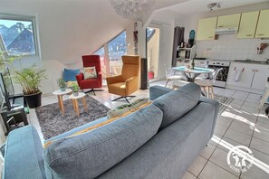 Fernseher, DVD-Player, Bücher, Stereoanlage