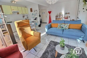 Fernseher, DVD-Player, Bücher, Stereoanlage