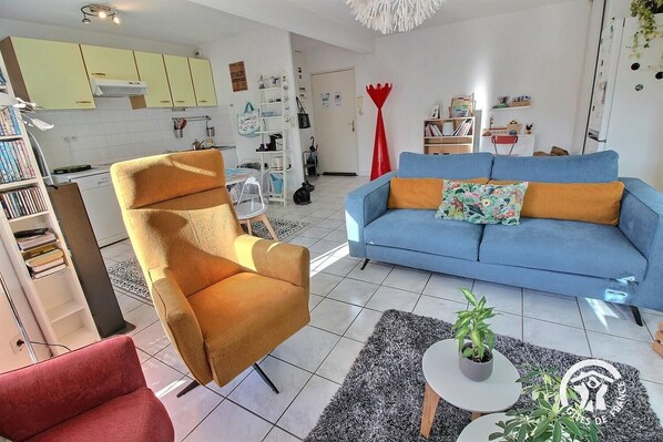 TV, DVD player, books, stereo