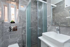Shower, hair dryer, towels - Lima central Old city two bedroom apartment (Dubrovnik)