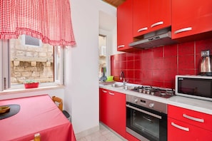 Frigorifero, forno, piano cottura, pentole/stoviglie/utensili