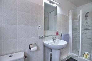 Een douche, een haardroger, handdoeken