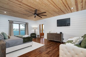 5 bedrooms, iron/ironing board, travel crib, free WiFi -  "LAKEVIEW": No Steps, HOT TUB, Boat/Swim Dock, Elevator (Arley)