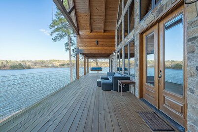  "LAKEVIEW": No Steps, HOT TUB, Boat/Swim Dock, Elevator