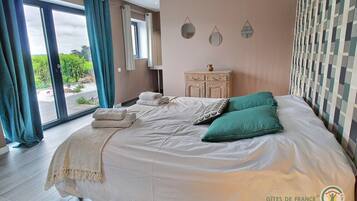 3 bedrooms, desk, iron/ironing board, free WiFi