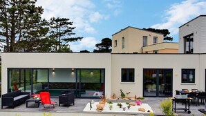 A modern outdoor patio area with seating, a pool, and a garden. - La Roche Mignonne - Trebeurden (TREBEURDEN)