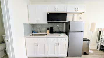 Frigorifero, microonde, macchina per tè/caffè, tostapane