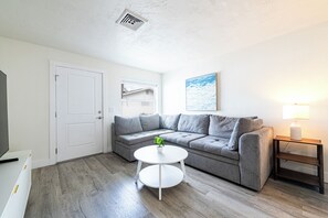 Smart TV - Family-friendly LARGE 2-bed, 1-bath ground-floor unit near Indian Rocks Beach. Sleeps seven with full kitchen, WiFi, smart TV, beach gear, and direct pool access. A bright, comfortable base for easy sand days and sunset evenings. (Indian Rocks Beach)