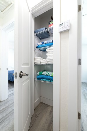 Interior - Family-friendly LARGE 2-bed, 1-bath ground-floor unit near Indian Rocks Beach. Sleeps seven with full kitchen, WiFi, smart TV, beach gear, and direct pool access. A bright, comfortable base for easy sand days and sunset evenings. (Indian Rocks Beach)