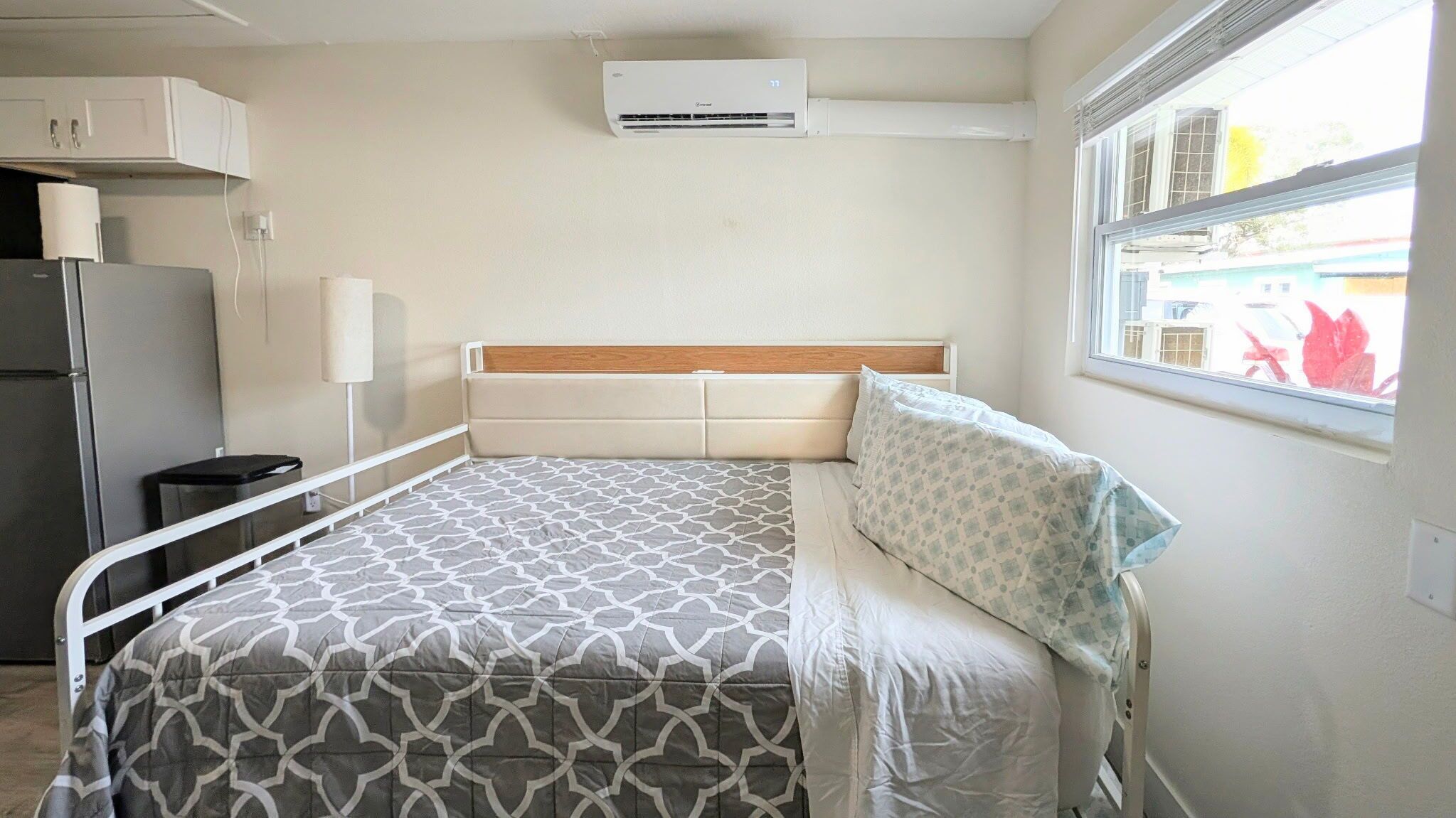 Tabla de planchar con plancha, cuna de viaje, wifi gratis y ropa de cama