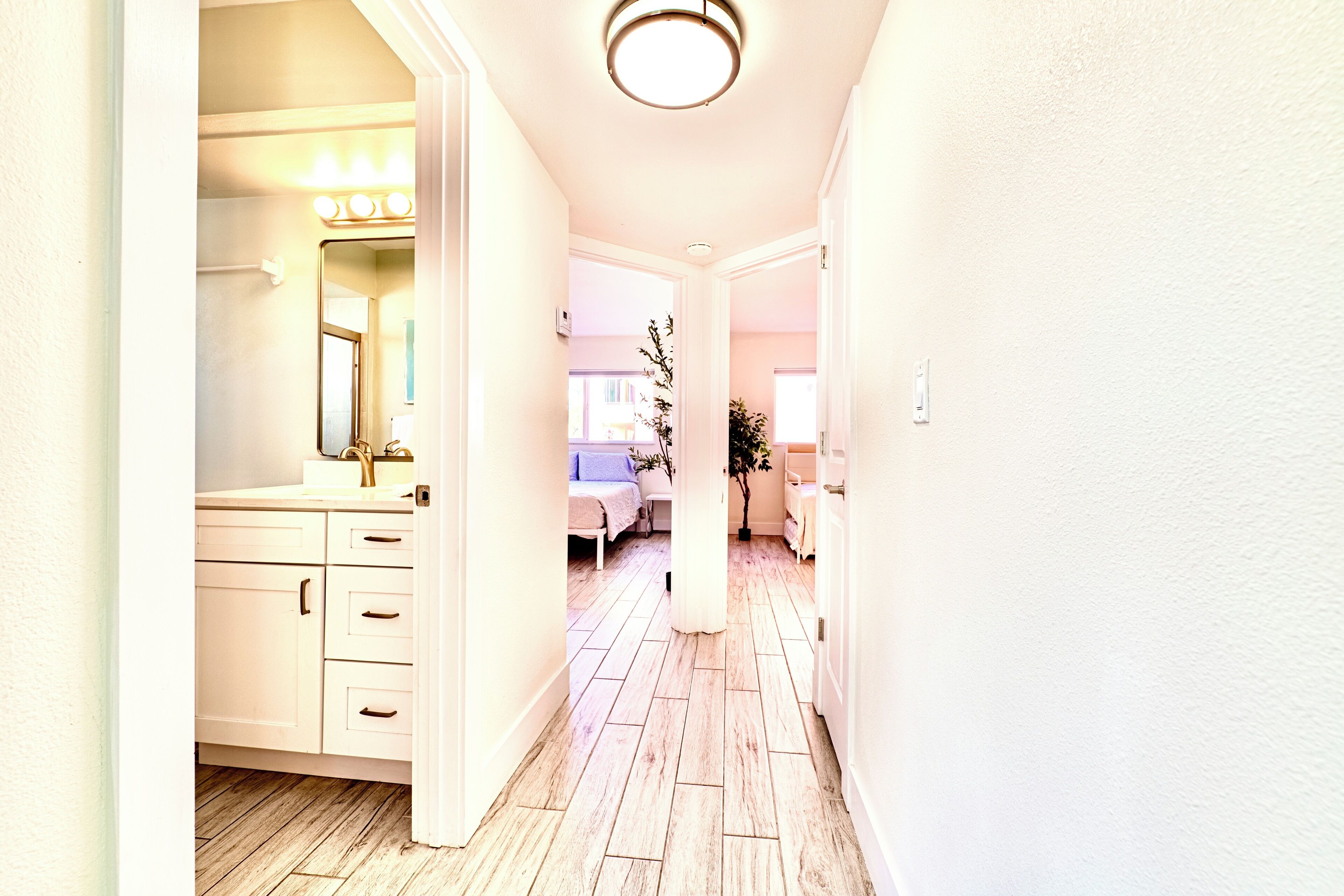 2 habitaciones, tabla de planchar con plancha y cuna de viaje 