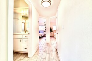 2 bedrooms, iron/ironing board, travel crib, free WiFi - Cozy 2-bed, 1-bath ground-floor unit minutes from Indian Rocks Beach. Sleeps seven  with full kitchen, WiFi, smart TV, beach gear, parking, and direct pool access. A comfortable, convenient base for families and groups. (Indian Rocks Beach)